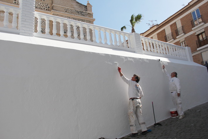 Almuñécar se prepara para la Semana Santa mediante el embellecimiento de los espacios públicos.